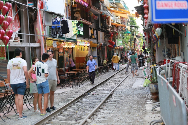 Bất chấp hàng loạt biển cảnh báo nguy hiểm, xóm cà phê đường tàu vẫn nườm nượp khách du lịch đến chụp ảnh - Ảnh 13.