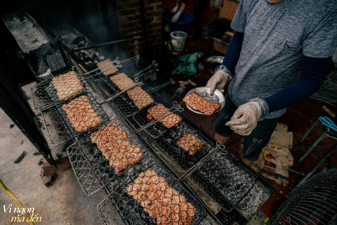 Ăn gì ở Ninh Bình? Ghé hàng miến lươn nức tiếng tuổi đời hơn nửa thế kỷ, thưởng thức bún chả vuông tại quán ngày bán sương sương 700 suất - Ảnh 8.