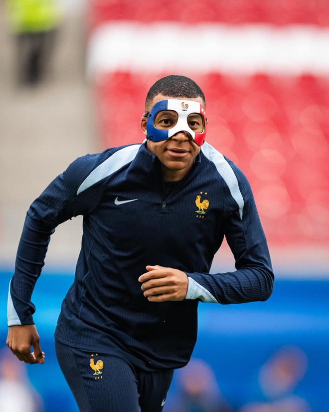 Vì sao Mbappe bị vỡ mũi nhưng vẫn không được đeo mặt nạ có cờ tuyển Pháp ra sân tại Euro 2024? - Ảnh 4.