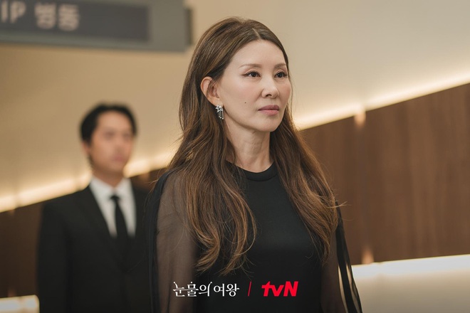 Ảnh hậu xứ Hàn mất sự nghiệp vì ngoại tình với trai trẻ kém 17 tuổi, tái xuất ở bom tấn hot nhất 2024 - Ảnh 7.
