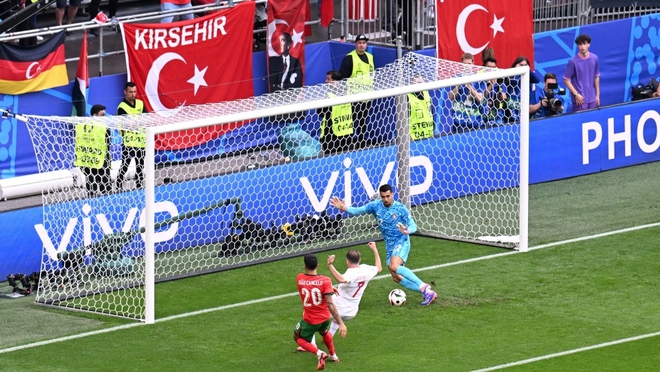 Trực tiếp Bồ Đ&agrave;o Nha - Thổ Nhĩ Kỳ: Ronaldo đe dọa khung th&agrave;nh đội bạn - Ảnh 1.