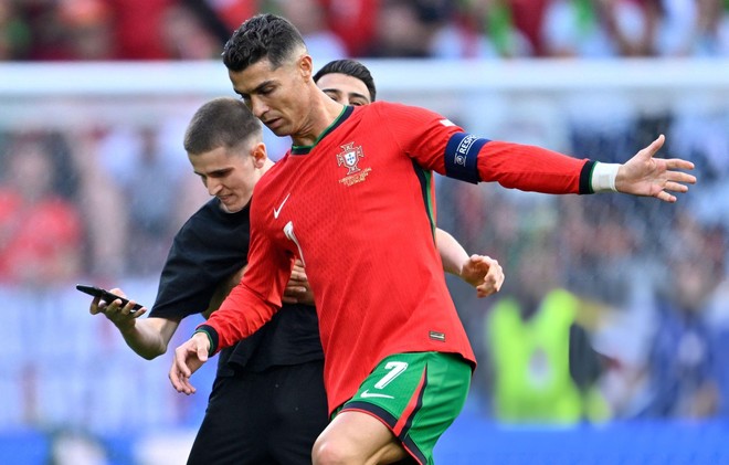 Ronaldo chính là cầu thủ đáng thương nhất hôm nay: Chơi bóng trên sân cũng không yên, chỉ biết bất lực than trời - Ảnh 4.