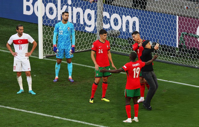 Ronaldo chính là cầu thủ đáng thương nhất hôm nay: Chơi bóng trên sân cũng không yên, chỉ biết bất lực than trời - Ảnh 5.