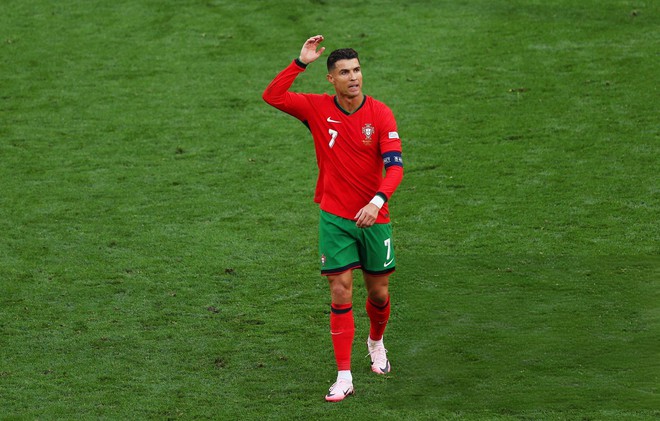 Ronaldo chính là cầu thủ đáng thương nhất hôm nay: Chơi bóng trên sân cũng không yên, chỉ biết bất lực than trời - Ảnh 8.