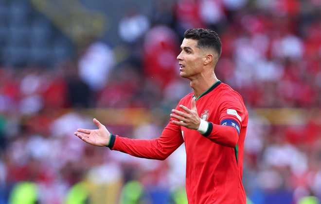 Ronaldo chính là cầu thủ đáng thương nhất hôm nay: Chơi bóng trên sân cũng không yên, chỉ biết bất lực than trời - Ảnh 6.