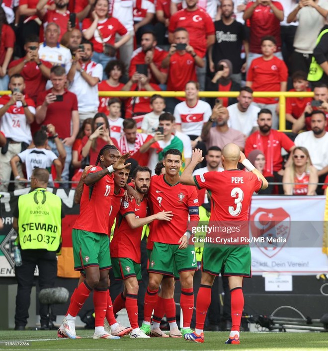 Qu&aacute; cảm x&uacute;c: Ronaldo kiến tạo cho Bruno ghi b&agrave;n, ai c&ograve;n n&oacute;i CR7 &iacute;ch kỷ tr&ecirc;n s&acirc;n? - Ảnh 7.