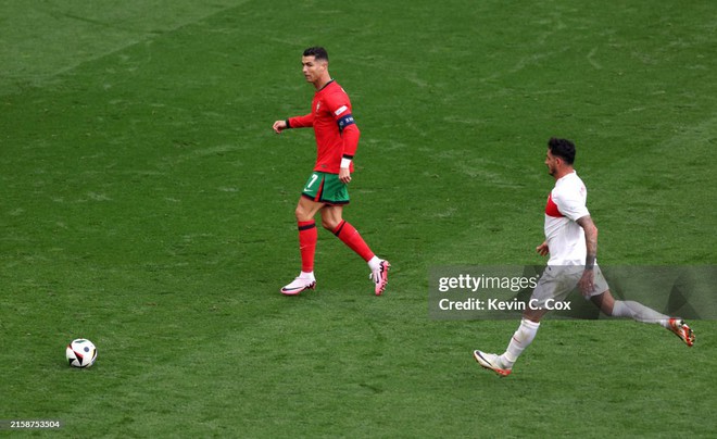 Qu&aacute; cảm x&uacute;c: Ronaldo kiến tạo cho Bruno ghi b&agrave;n, ai c&ograve;n n&oacute;i CR7 &iacute;ch kỷ tr&ecirc;n s&acirc;n? - Ảnh 3.