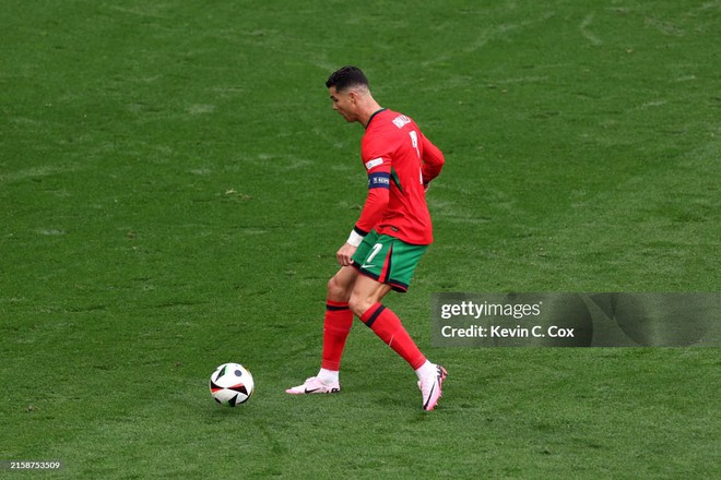 Qu&aacute; cảm x&uacute;c: Ronaldo kiến tạo cho Bruno ghi b&agrave;n, ai c&ograve;n n&oacute;i CR7 &iacute;ch kỷ tr&ecirc;n s&acirc;n? - Ảnh 2.