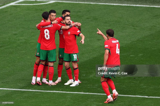 Qu&aacute; cảm x&uacute;c: Ronaldo kiến tạo cho Bruno ghi b&agrave;n, ai c&ograve;n n&oacute;i CR7 &iacute;ch kỷ tr&ecirc;n s&acirc;n? - Ảnh 5.