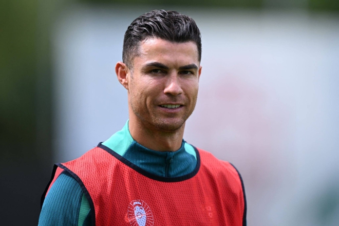 Xót xa trước tấm hình chụp cận cảnh gương mặt của Ronaldo tại Euro 2024: Huyền thoại cũng đã già! - Ảnh 3.