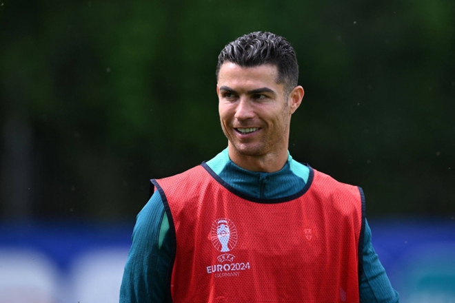 Xót xa trước tấm hình chụp cận cảnh gương mặt của Ronaldo tại Euro 2024: Huyền thoại cũng đã già! - Ảnh 2.