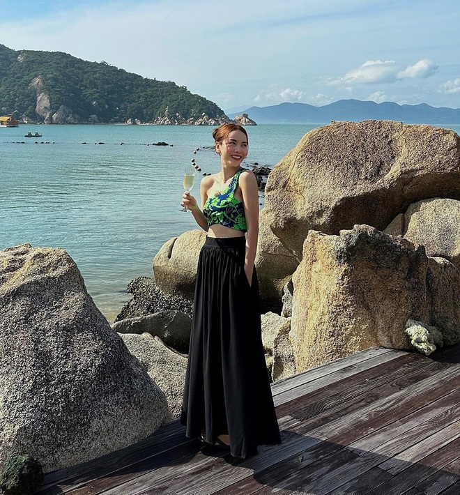 Wenn Sie auf Reisen jugendlicher aussehen möchten, sollten Damen über 40 sich am Stil von Yen Trang orientieren – Foto 6.
