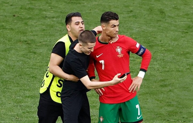 Fan cuồng quấy rối Ronaldo, UEFA yêu cầu tăng lực lượng an ninh - Ảnh 1.