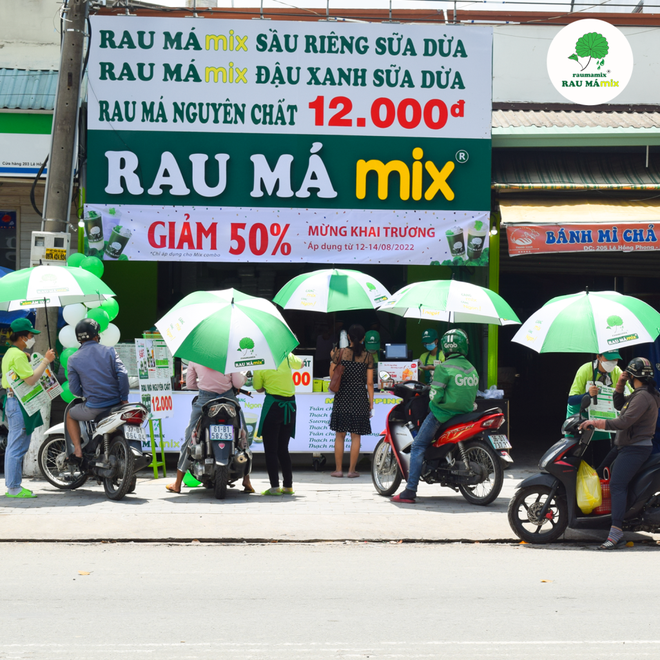 Công thức “hốt bạc” của chuỗi Rau Má lớn nhất TP. Hồ Chí Minh: Nguyên liệu tưởng tầm thường nhưng phải chọn loại không nơi nào có - Ảnh 1.