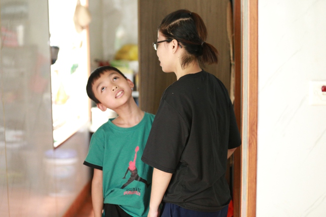 Gặp lại người chị 40kg cõng em trai 60kg đến trường ở Hà Nội: Vừa nuôi em vừa nuôi con trai khiếm thị với mức lương chỉ 3 triệu đồng - Ảnh 9.
