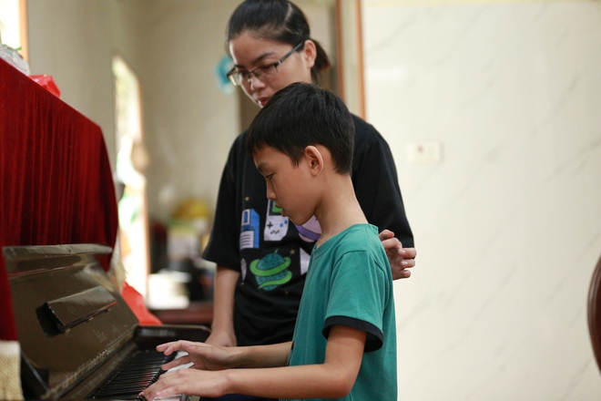 Gặp lại người chị 40kg cõng em trai 60kg đến trường ở Hà Nội: Vừa nuôi em vừa nuôi con trai khiếm thị với mức lương chỉ 3 triệu đồng - Ảnh 1.