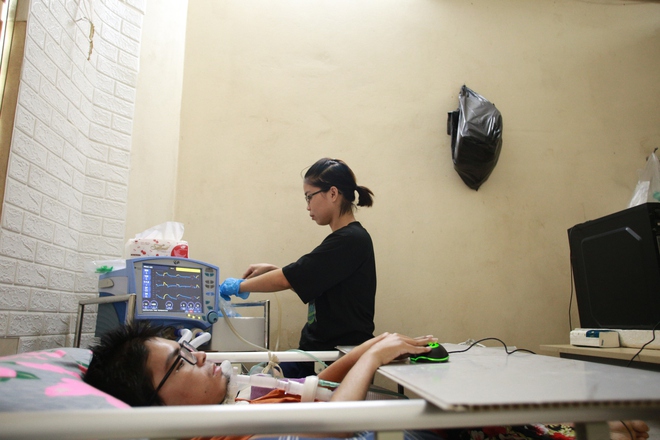Gặp lại người chị 40kg cõng em trai 60kg đến trường ở Hà Nội: Vừa nuôi em vừa nuôi con trai khiếm thị với mức lương chỉ 3 triệu đồng - Ảnh 5.