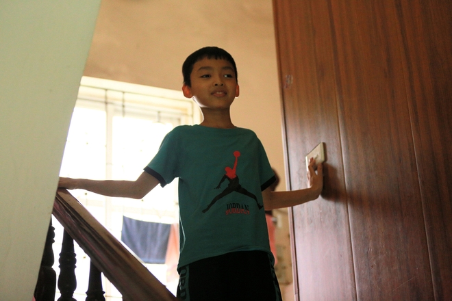 Gặp lại người chị 40kg cõng em trai 60kg đến trường ở Hà Nội: Vừa nuôi em vừa nuôi con trai khiếm thị với mức lương chỉ 3 triệu đồng - Ảnh 12.
