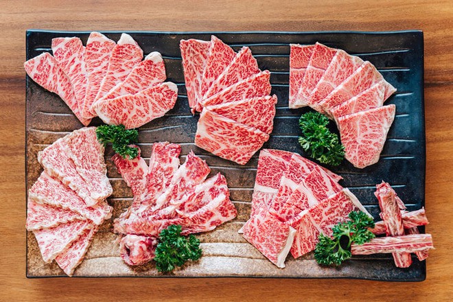 Lý do gì khiến thịt bò Wagyu siêu đắt đỏ, giá cả chục triệu đồng/kg? - Ảnh 2.