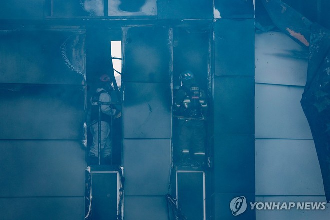 Thảm hoạ cháy nhà máy pin tại Hàn Quốc: 20/22 thi thể tìm thấy là người nước ngoài, chưa thể xác nhận danh tính - Ảnh 1.