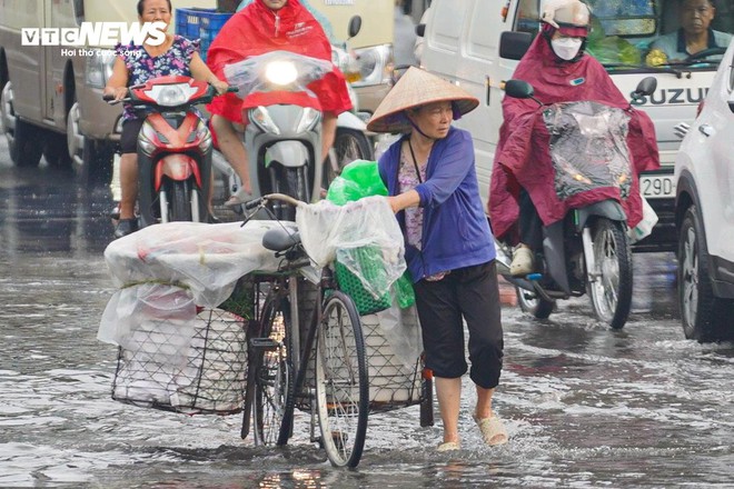 Người Hà Nội vất vả lội nước, đội mưa đi làm sáng đầu tuần - Ảnh 9.