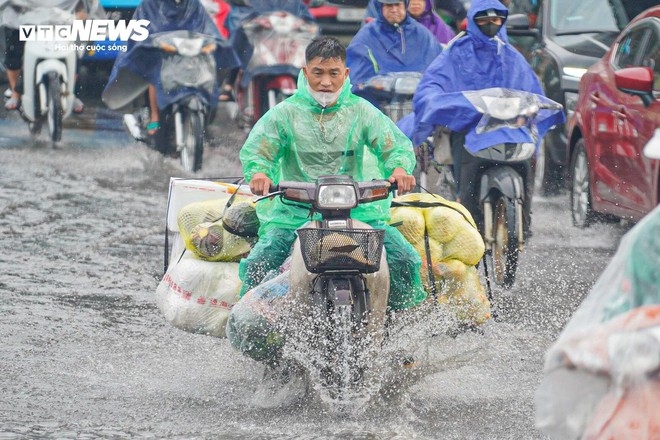 Người Hà Nội vất vả lội nước, đội mưa đi làm sáng đầu tuần - Ảnh 7.