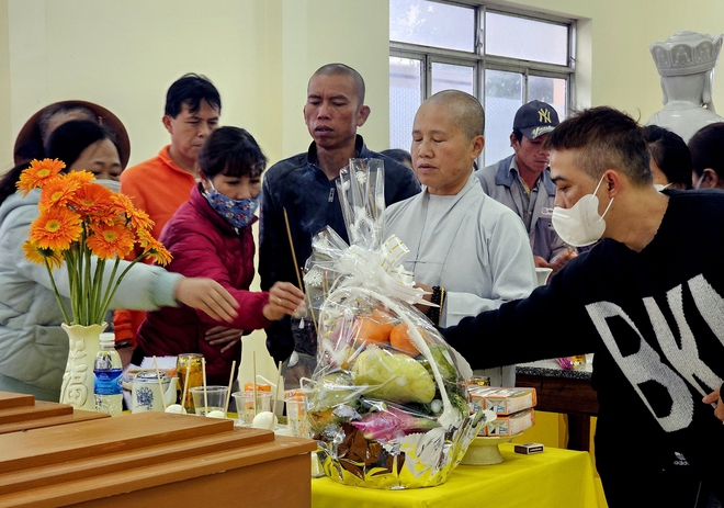 Người dân Đà Lạt đội mưa tiễn đưa 3 cháu bé tử vong trong vụ cháy nhà - Ảnh 11.