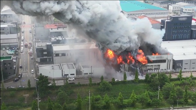 35.000 cục pin phát nổ hàng loạt gây cháy lớn tại nhà máy Hàn Quốc, hàng chục thi thể được đưa ra khỏi hiện trường - Ảnh 1.