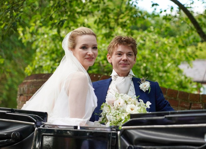 Đám cưới đẹp như cảnh phim của tài tử có gương mặt trẻ thơ nhất Hollywood và vợ cũ Elon Musk tại làng cổ - Ảnh 5.