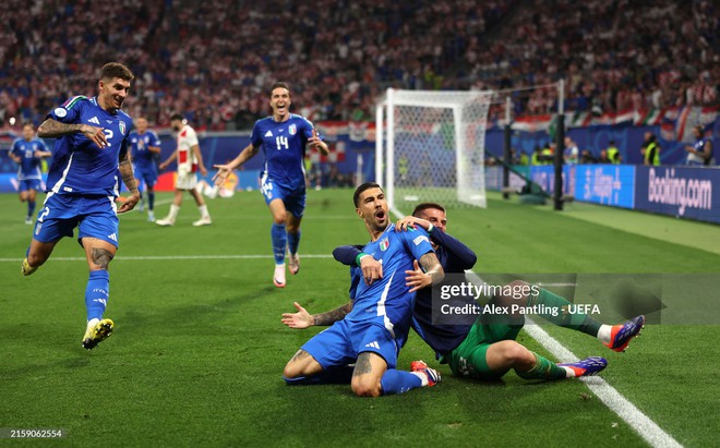 Dàn trai đẹp tuyển Ý chiếm trọn spotlight đêm qua: Thả dáng như tài tử, visual vỡ òa cuối trận cũng đỉnh không kém - Ảnh 6.