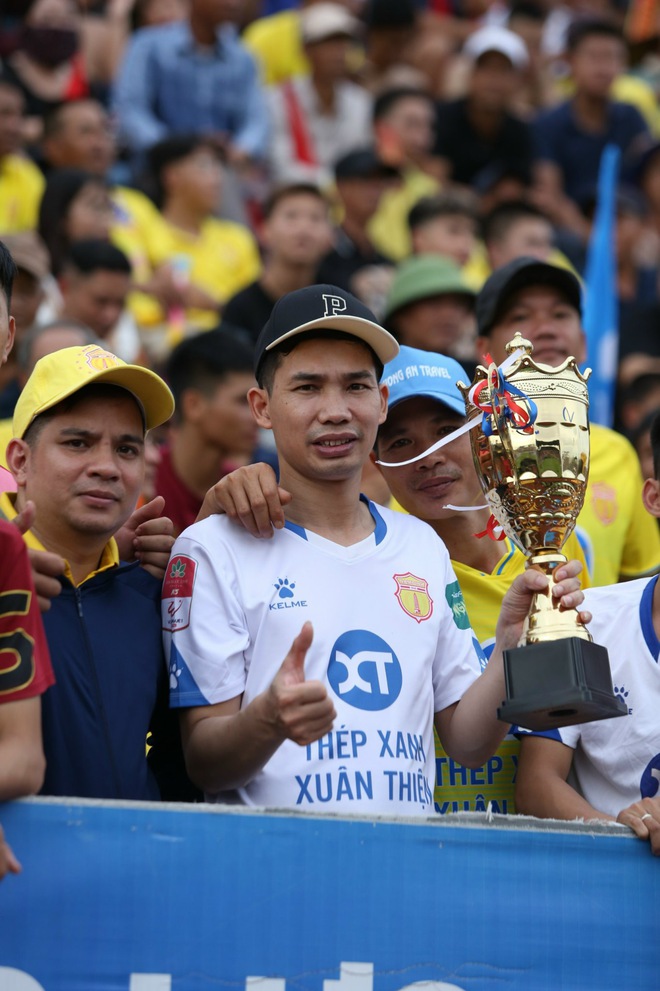 Choáng: Hàng chục nghìn CĐV Nam Định phủ vàng sân Thiên Trường, chờ nâng cúp vô địch sau 39 năm - Ảnh 12.