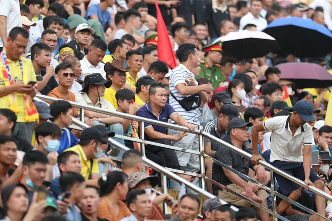Choáng: Hàng chục nghìn CĐV Nam Định phủ vàng sân Thiên Trường, chờ nâng cúp vô địch sau 39 năm - Ảnh 11.