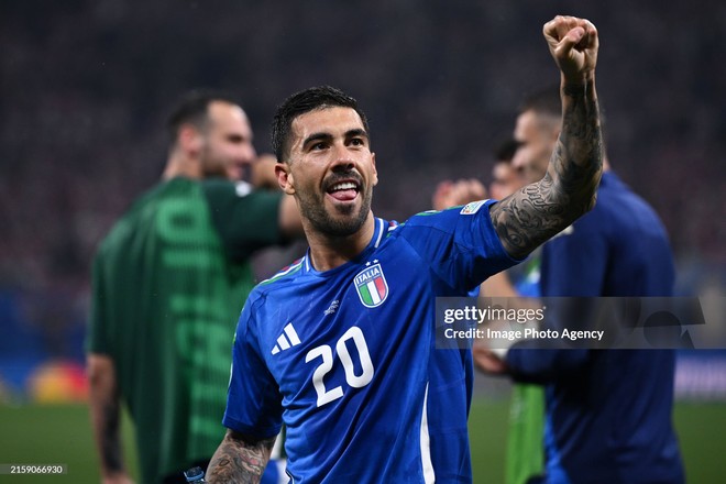 Dàn trai đẹp tuyển Ý chiếm trọn spotlight đêm qua: Thả dáng như tài tử, visual vỡ òa cuối trận cũng đỉnh không kém - Ảnh 10.