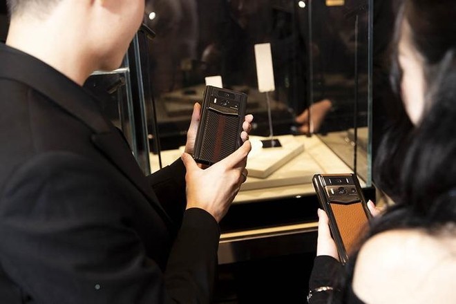 Chiếc điện thoại giá gấp 10 lần iPhone gây ấn tượng khi ra mắt thị trường Việt - Ảnh 3.