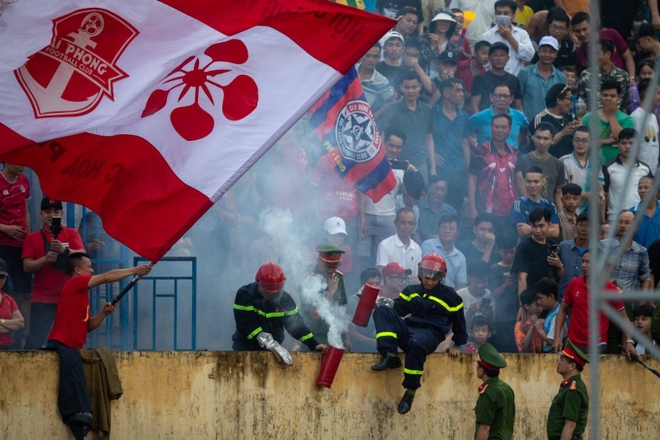 CĐV Nam Định chui rào, vượt tường, đội mưa cổ vũ đội nhà vô địch V.League 2023/24 - Ảnh 10.