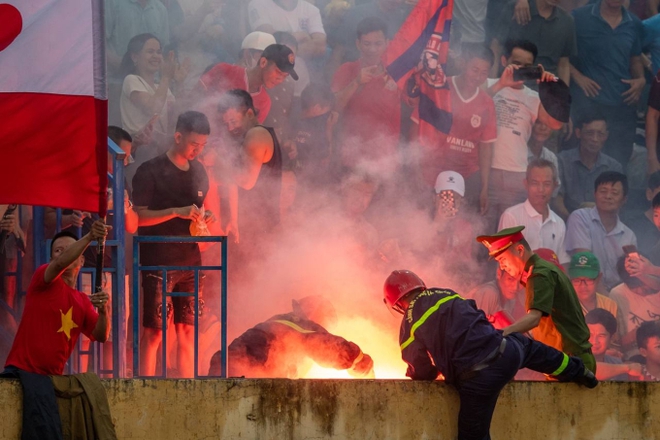 CĐV Nam Định chui rào, vượt tường, đội mưa cổ vũ đội nhà vô địch V.League 2023/24 - Ảnh 9.