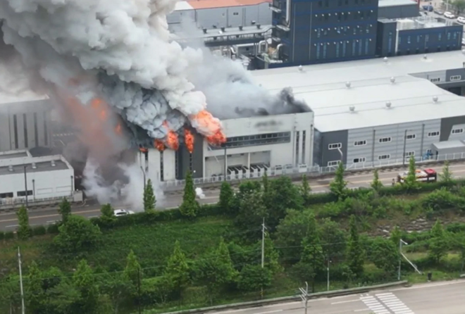 Chưa xác định có nạn nhân người Việt trong vụ cháy nhà máy pin ở Hàn Quốc - Ảnh 1.
