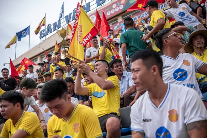 Choáng: Hàng chục nghìn CĐV Nam Định phủ vàng sân Thiên Trường, chờ nâng cúp vô địch sau 39 năm - Ảnh 7.