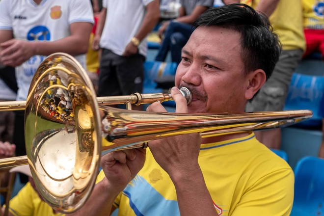 Choáng: Hàng chục nghìn CĐV Nam Định phủ vàng sân Thiên Trường, chờ nâng cúp vô địch sau 39 năm - Ảnh 8.