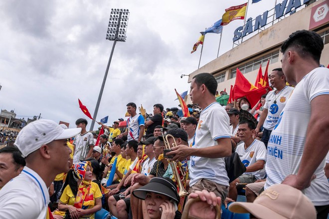 Choáng: Hàng chục nghìn CĐV Nam Định phủ vàng sân Thiên Trường, chờ nâng cúp vô địch sau 39 năm - Ảnh 10.