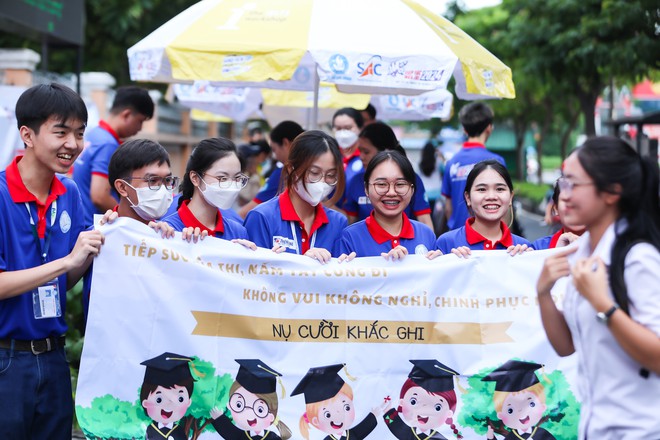 Thi tốt nghiệp THPT 2024: Th&iacute; sinh bắt đầu thời gian l&agrave;m b&agrave;i m&ocirc;n Văn, t&aacute;c phẩm n&agrave;o sẽ được gọi t&ecirc;n? - Ảnh 7.