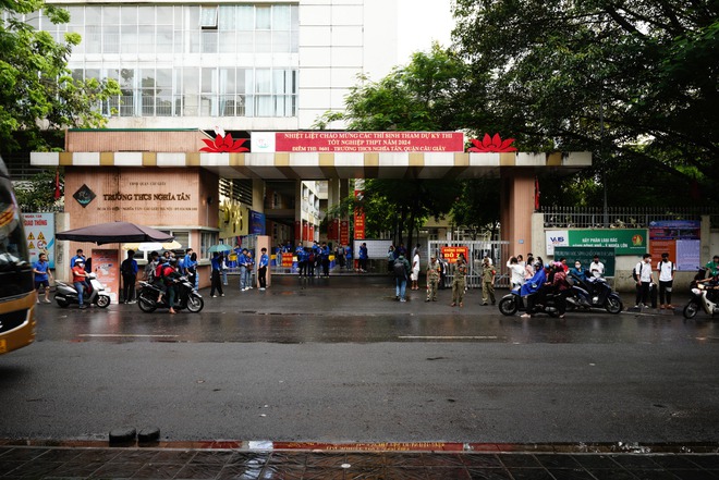 Hơn một triệu sĩ tử bước v&agrave;o ng&agrave;y đầu thi tốt nghiệp THPT 2024: - Ảnh 1.