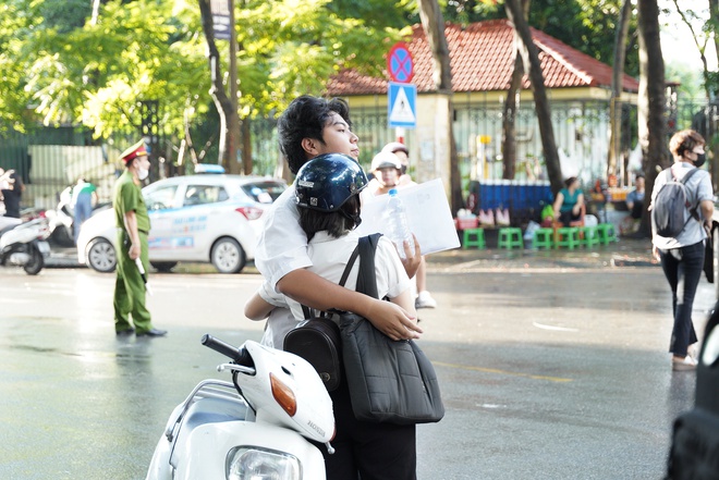 Hơn một triệu sĩ tử bước v&agrave;o ng&agrave;y đầu thi tốt nghiệp THPT 2024: Xuất hiện trường hợp qu&ecirc;n mang thẻ dự thi, CCCD - Ảnh 4.