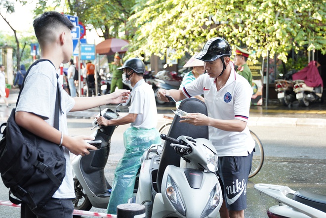 Hơn một triệu sĩ tử bước v&agrave;o ng&agrave;y đầu thi tốt nghiệp THPT 2024: Xuất hiện trường hợp qu&ecirc;n mang thẻ dự thi, CCCD - Ảnh 1.