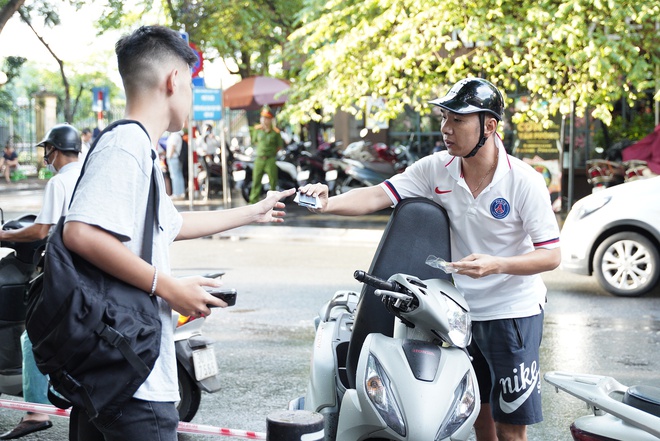 Hơn một triệu sĩ tử bước v&agrave;o ng&agrave;y đầu thi tốt nghiệp THPT 2024: Xuất hiện trường hợp qu&ecirc;n mang thẻ dự thi, CCCD - Ảnh 2.