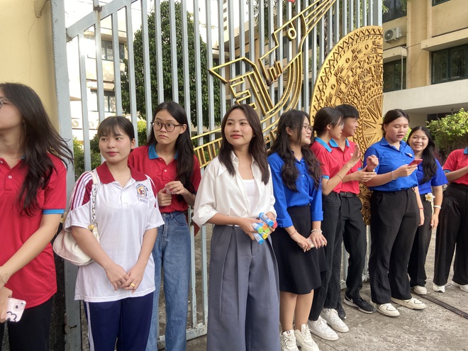 Hơn một triệu sĩ tử bước v&agrave;o ng&agrave;y đầu thi tốt nghiệp THPT 2024: Phương Mỹ Chi xuất hiện cổ vũ th&iacute; sinh - Ảnh 1.