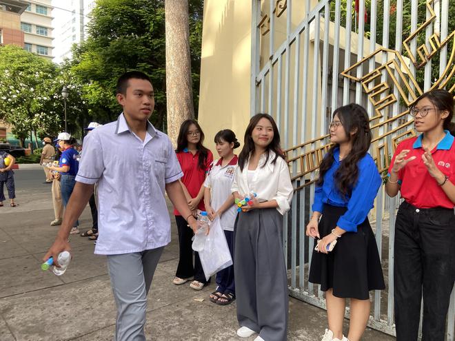 Hơn một triệu sĩ tử bước v&agrave;o ng&agrave;y đầu thi tốt nghiệp THPT 2024: Phương Mỹ Chi xuất hiện cổ vũ th&iacute; sinh - Ảnh 2.