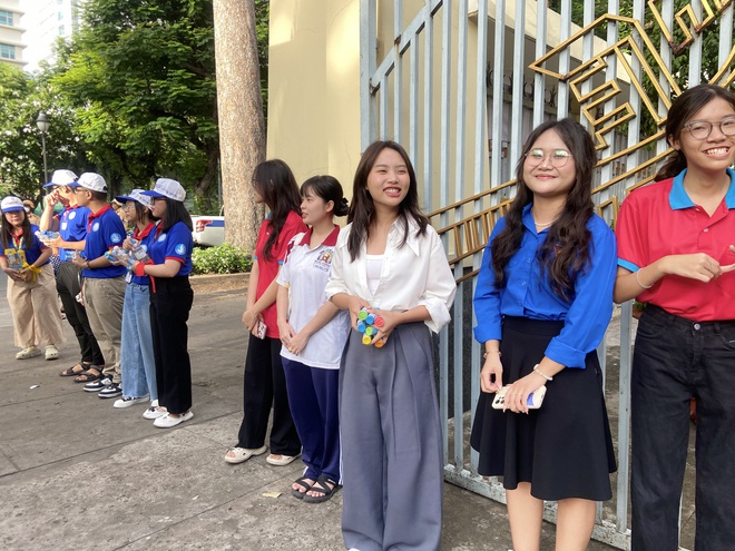 Hơn một triệu sĩ tử bước v&agrave;o ng&agrave;y đầu thi tốt nghiệp THPT 2024: Phương Mỹ Chi xuất hiện cổ vũ th&iacute; sinh - Ảnh 3.