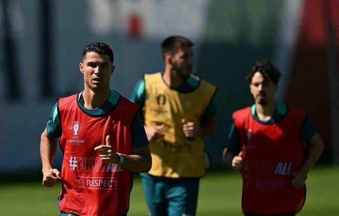 Just playing a formality match, Portuguese coach still put Ronaldo in the starting lineup - Photo 1.