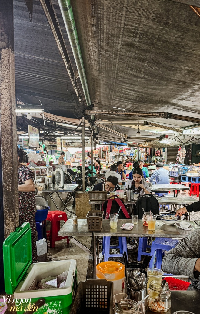 Ẩm thực trong chợ: Quán bún thịt nướng kẹp que tre biến tấu 3 miền tuổi đời gần 70 năm, từ dân văn phòng đến khách nước ngoài đều mê đắm - Ảnh 11.